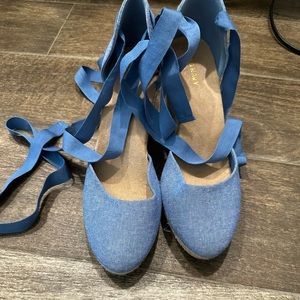 NWOT Old Navy Chambray Tie Up Wedges